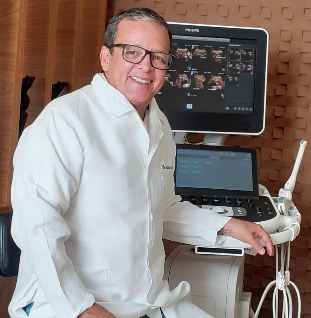 Dr. Edilson Souto com equipamento de ultrassom Philips